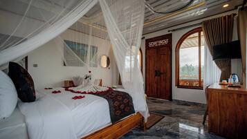 Grand Villa Campuhan with Private Pool and Valley View | Roupas de cama premium, cofres nos quartos, escrivaninha