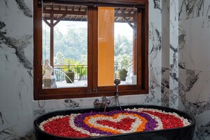 特级开间, 阳台, 山谷景观 | 浴室 | 大花洒淋浴喷头、免费洗浴用品、吹风 机、浴袍