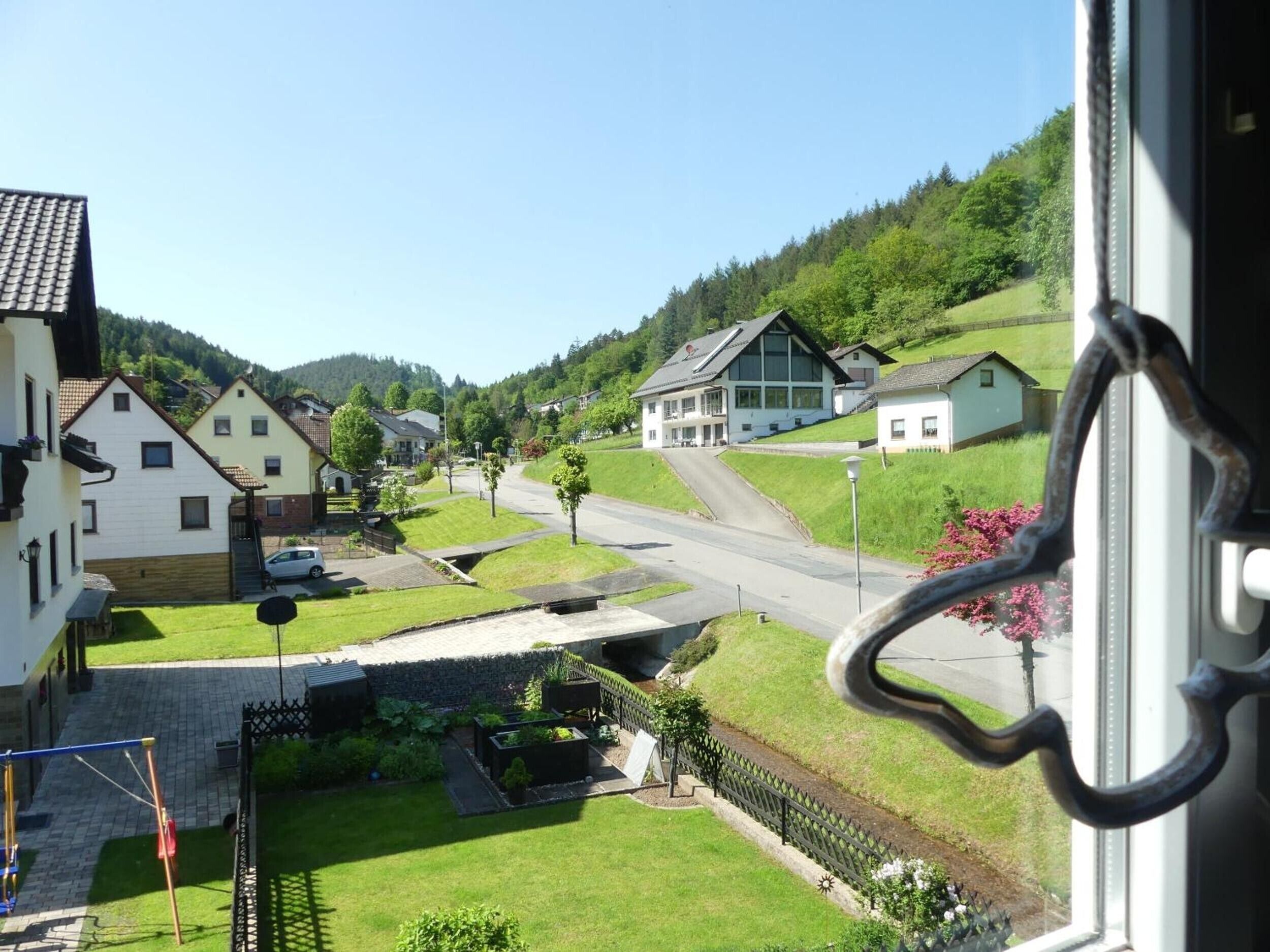 Un quartiere residenziale con case, una strada e vista su una collina.