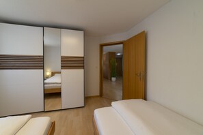 1 habitación, escritorio, tabla de planchar con plancha y cuna de viaje 