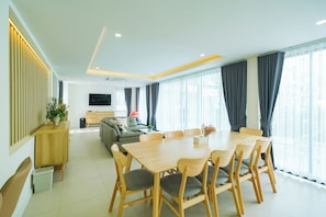 Assa Pool Villa (Lilyn) 10 Adults 4 Childs | Living area