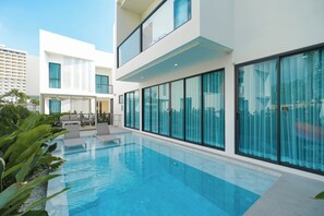 3 outdoor pools, free cabanas, sun loungers