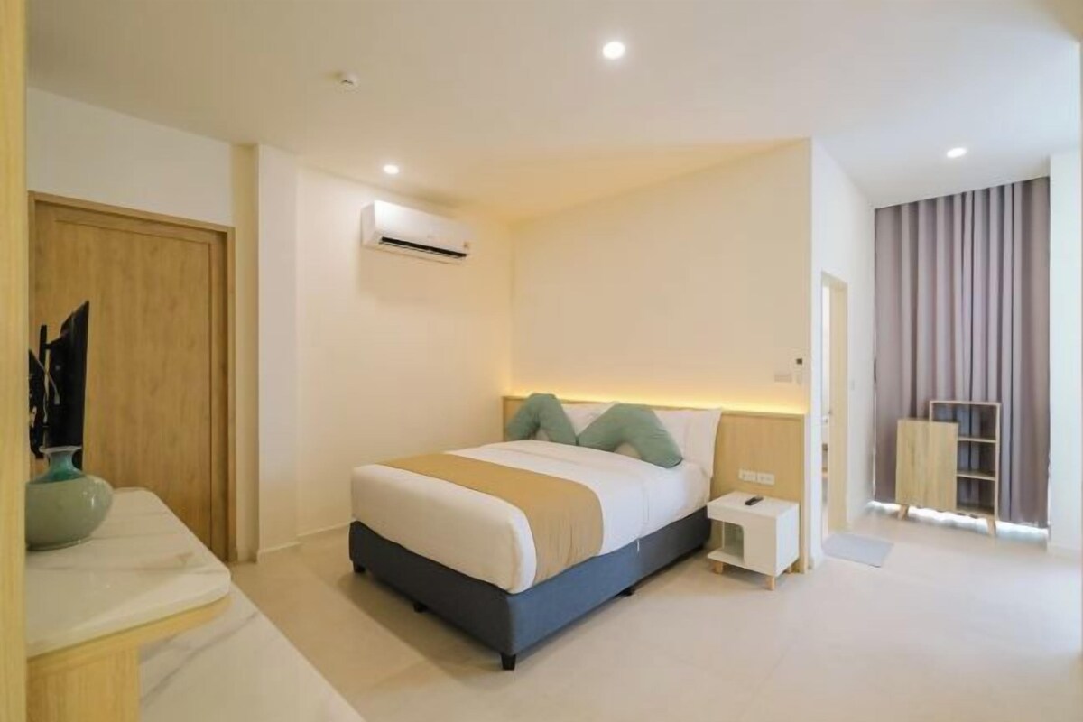 Un dormitorio moderno con cama, mesita de noche y armario.