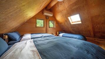 Tabla de planchar con plancha, wifi gratis y ropa de cama