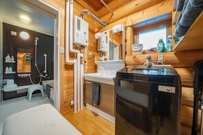 Bañera y ducha independientes, secador de pelo, pantuflas, bidet