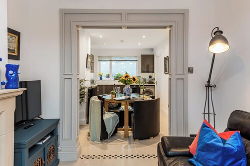 River View Terrace - charming home with river views - availability for The Open