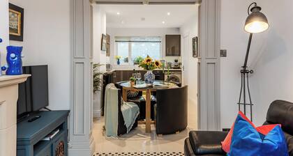 River View Terrace - charming home with river views - availability for The Open