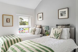 2 bedrooms, iron/ironing board, WiFi, bed sheets - River View Terrace - charming home with river views - availability for The Open (Coleraine)