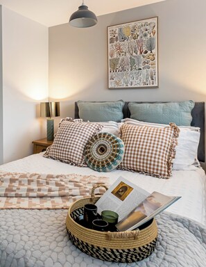 2 عدّة غرف نوم ومكواة/لوح كي وواي فاي وملاءات أسرّة