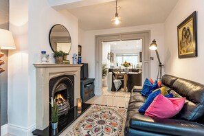 Living area - River View Terrace - charming home with river views - availability for The Open (Coleraine)