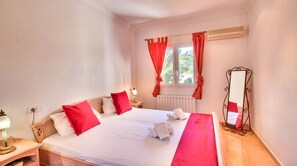 3 bedrooms, iron/ironing board, free WiFi, bed sheets