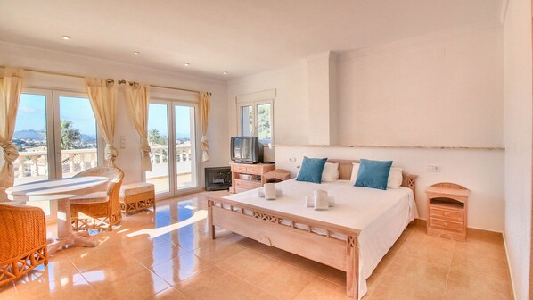 4 makuuhuonetta, silitysrauta/-lauta, ilmainen Wi-Fi, vuodevaatteet