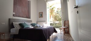 Departamento, balcón, vista a la ciudad | Ropa de cama de alta calidad y decoración personalizada 