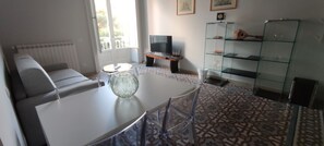 Apartment, Balkon, Stadtblick | Wohnbereich | 43-Zoll-Smart-TV mit Digitalempfang