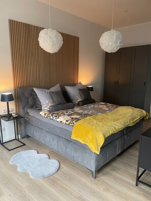 1 dormitorio, tabla de planchar con plancha, wifi y ropa de cama