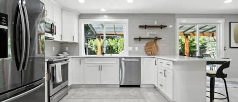 ميكروويف، فرن، موقد طهي مسطح، غسالة أطباق