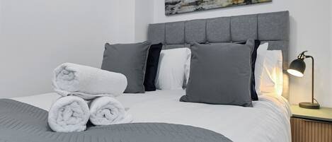 1 Schlafzimmer, Schreibtisch, Bügeleisen/Bügelbrett