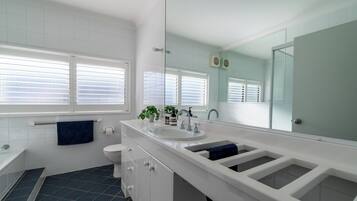 Secador de cabelo, toalhas de banho, sabonete, shampoo