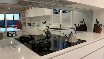 Kylskåp, mikrovågsugn, ugn och spishäll