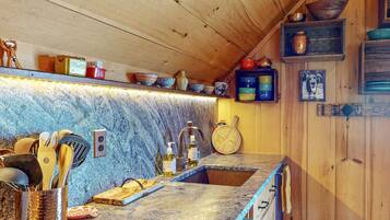 KylskÄp, mikrovÄgsugn, ugn och spishÀll