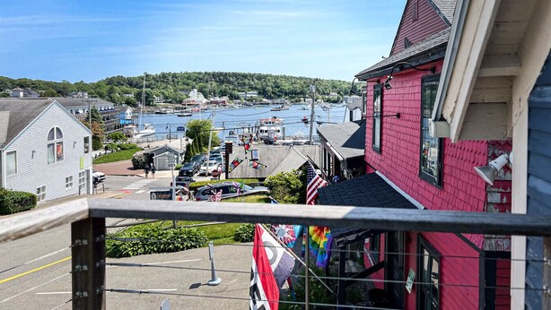 A coastal town with a marina, buildings, and a clear view of the water. - Downtown Boothbay Harbor Studio – Ocean Views, Dog-Friendly, Walk to Pier (Boothbay Harbor)