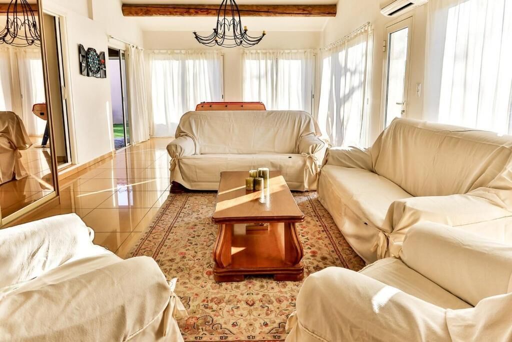 TV connectée, cheminée, baby-foot, livres