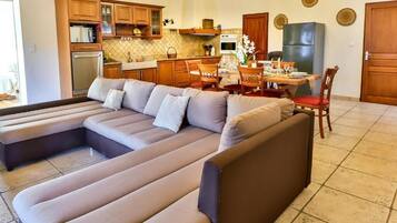 Smart-tv, een open haard, tafelvoetbal en boeken