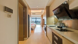 Chambre Élite avec lits jumeaux, vue ville | Cuisine privée | Réfrigérateur, micro-ondes, batterie de cuisine, vaisselle et ustensiles