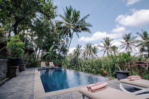 Una piscina al aire libre