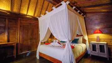 Dobbeltrom, bassengutsikt | Minibar og sengetøy