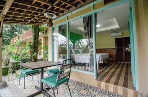 Deluxe with Bathtub | Terrace/patio