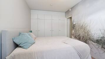 3 makuuhuonetta, työpöytä, ilmainen Wi-Fi, vuodevaatteet