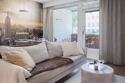 2BR Downtown Apt – Sauna & Sea Views