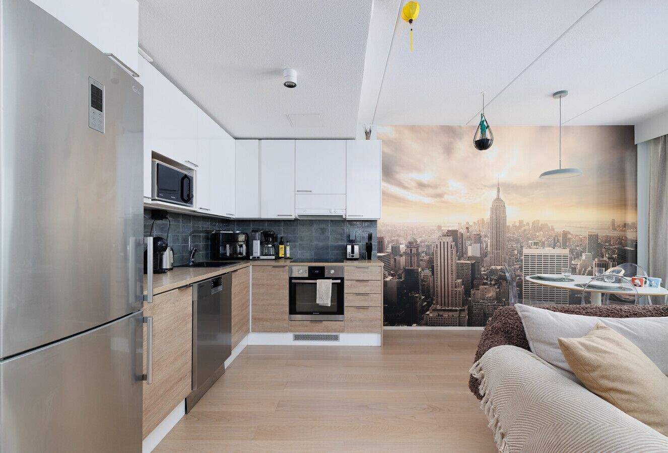 Een koelkast, een microgolfoven, een oven, een kookplaat