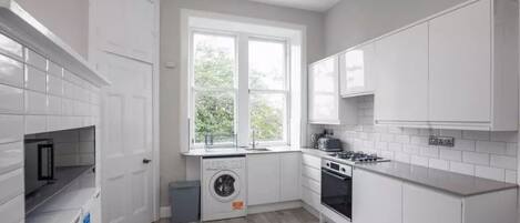 Apartemen | Dapur pribadi | Lemari es, oven, kompor, dan ketel listrik