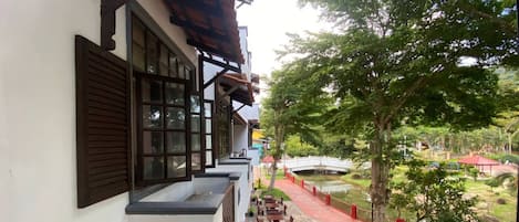 Vista frontal de la propiedad