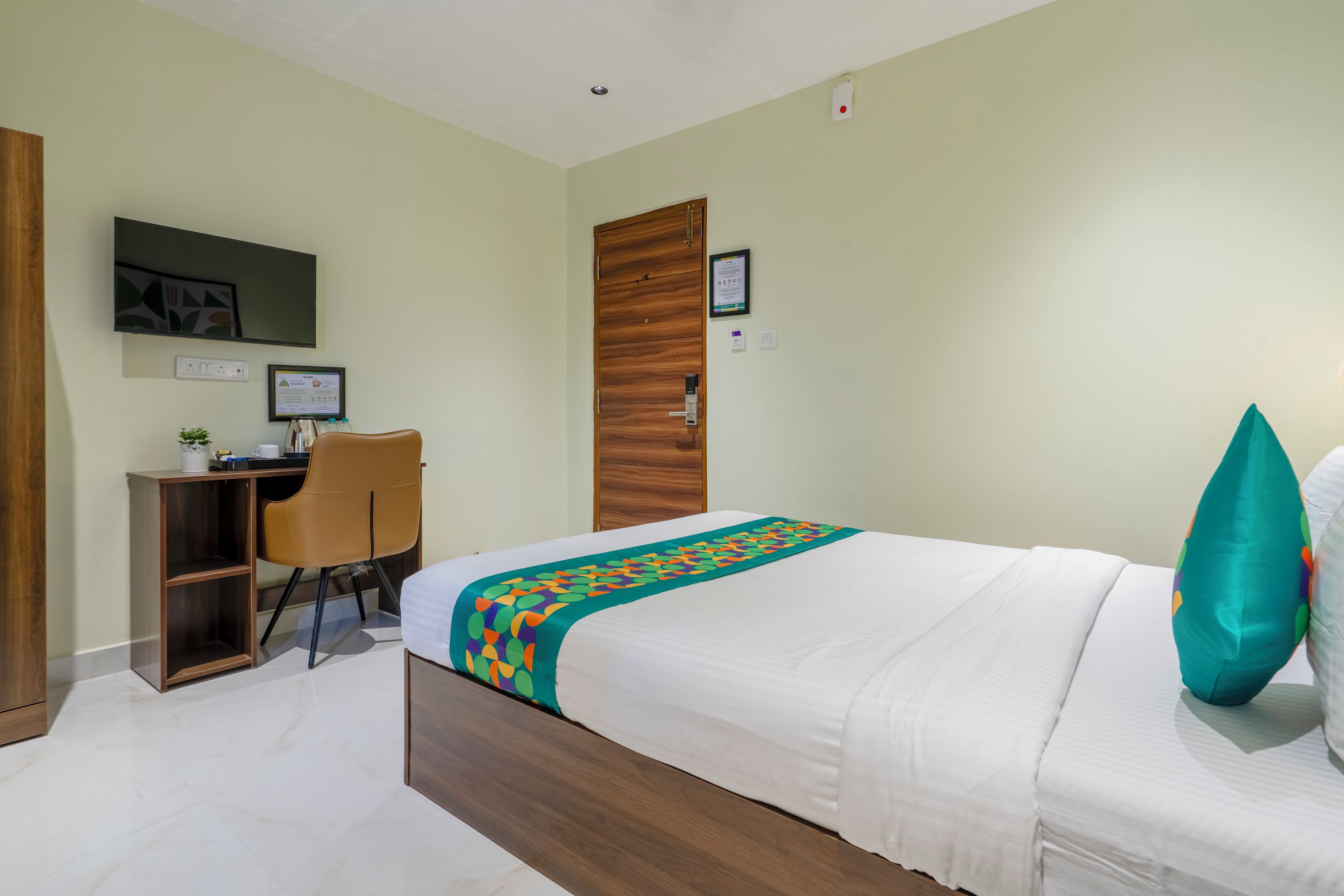 Ein Hotelzimmer mit einem Bett, einem Schreibtisch und einem Stuhl.
