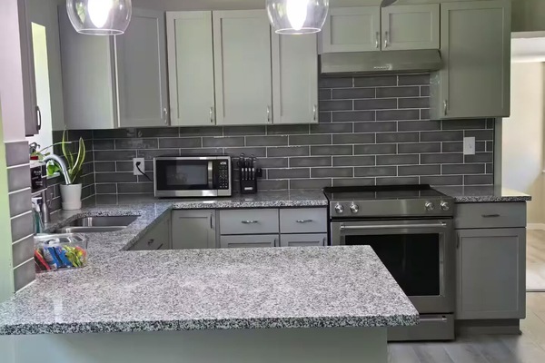 Cafeteira/chaleira, geladeira, micro-ondas, fogão