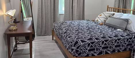 3 quartos, escrivaninha, ferros/tábuas de passar roupa, berço de viagem