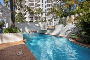 Una piscina techada, una piscina al aire libre