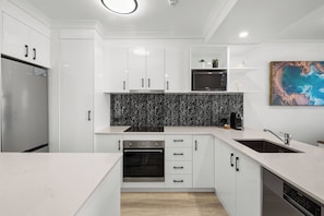 Refrigerador, microondas, horno, placa de cocina