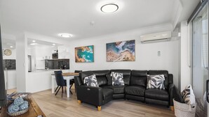 Appartement, 1 chambre, balcon, vue mer | Coin séjour