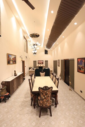 Een 46-inch ledtelevisie met digitale zenders en een tabletcomputer