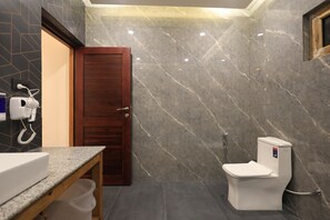 Deluxe Room | Bathroom | Shower, towels - Whispering Oaks (Nainital)