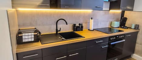 Kühlschrank, Mikrowelle, Ofen, Herdplatte