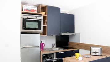 Frigorífico, microondas, horno y placa de cocina