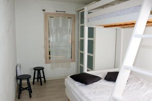 1 chambre, fer et planche à repasser