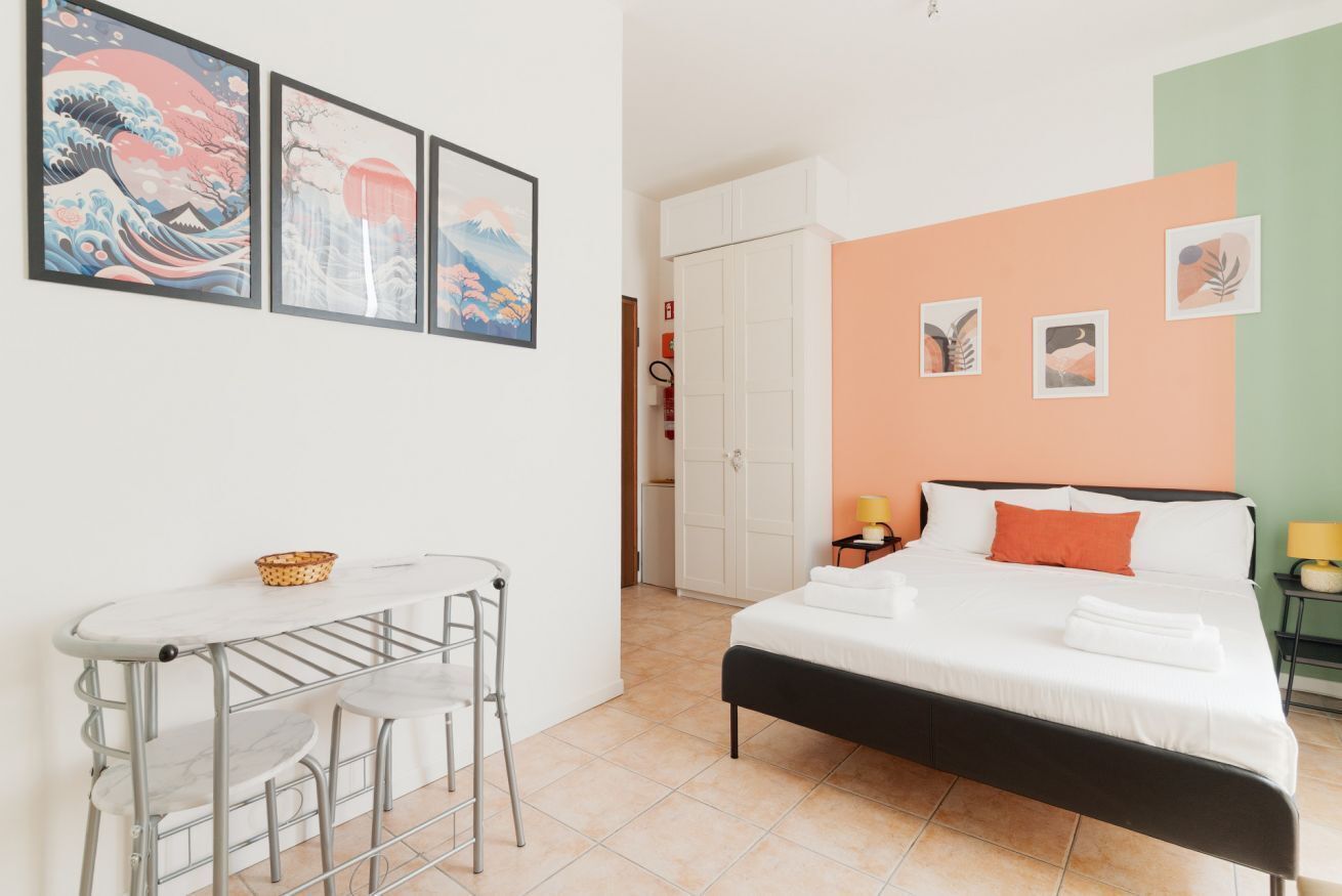 1 chambre, fer et planche à repasser