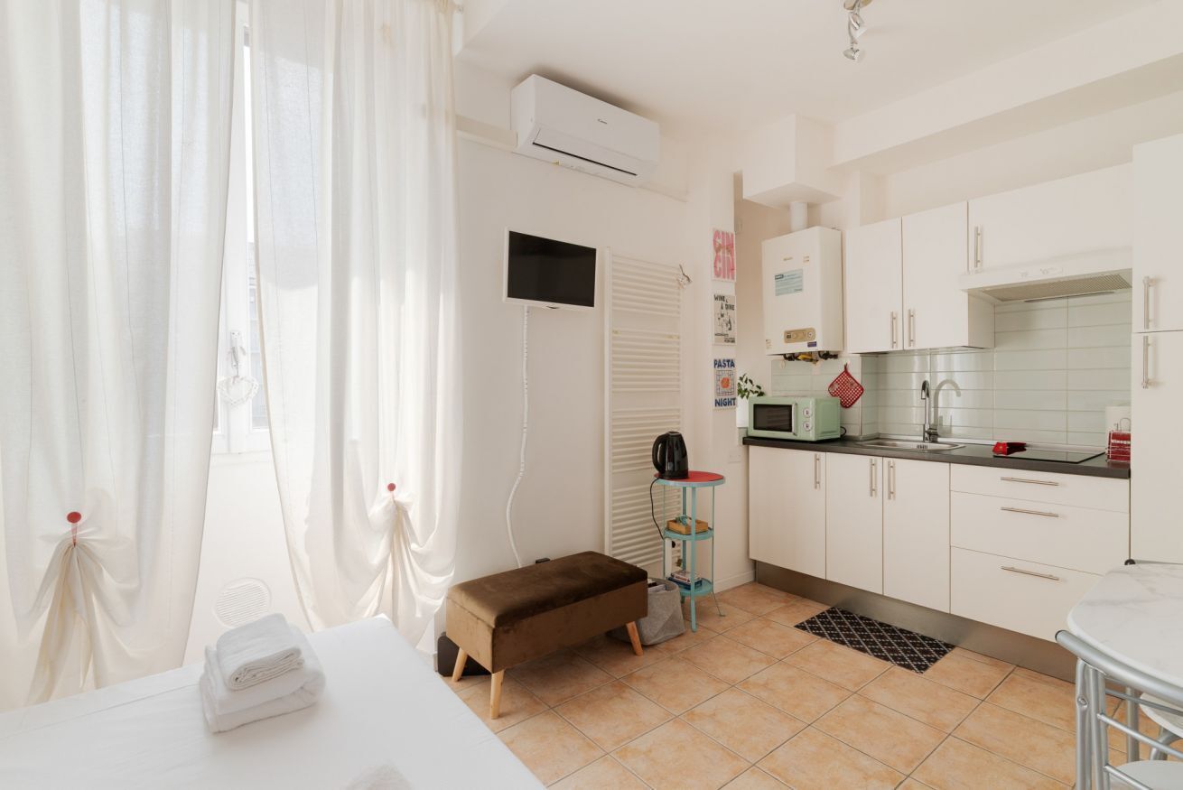 1 chambre, fer et planche à repasser