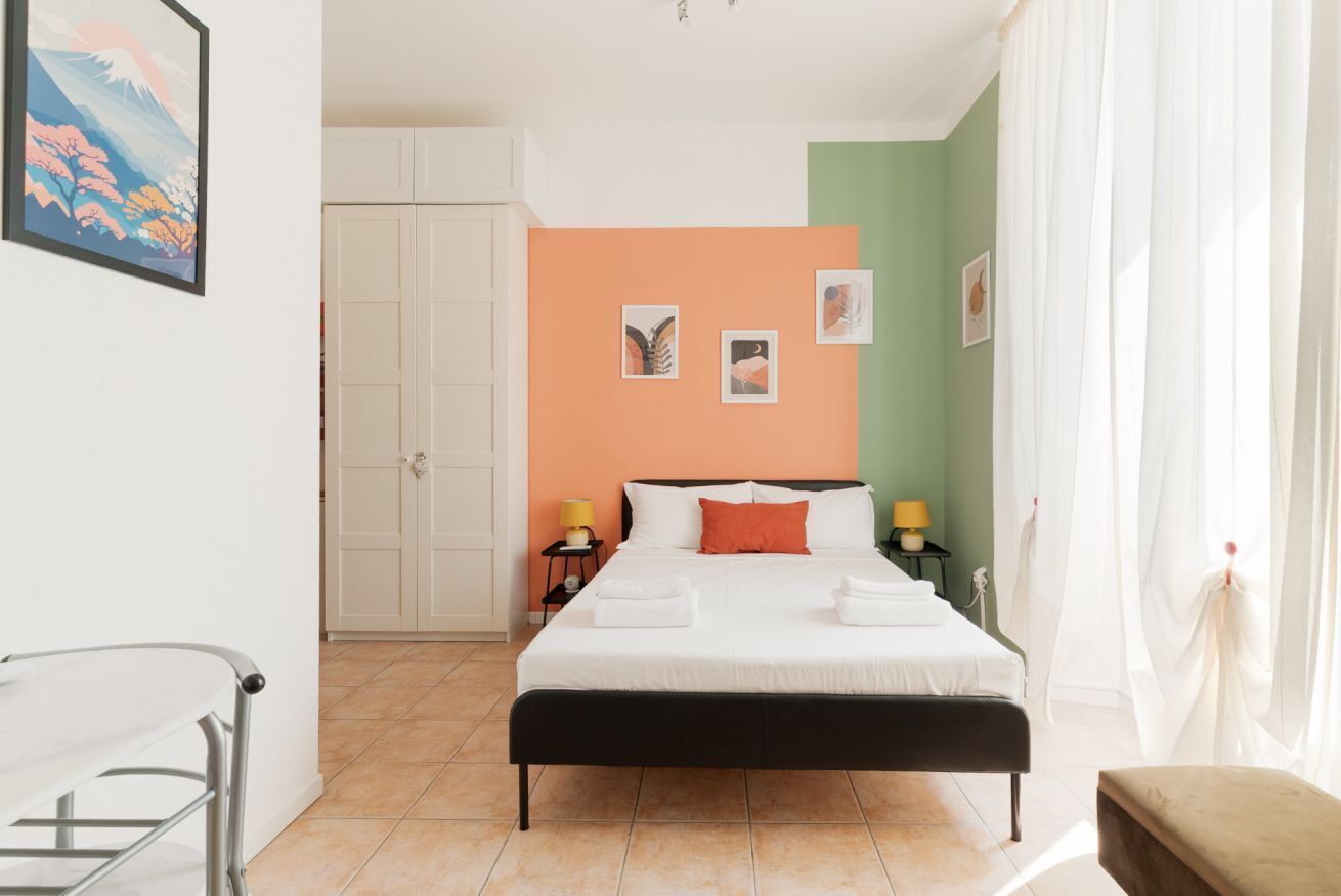 1 chambre, fer et planche à repasser